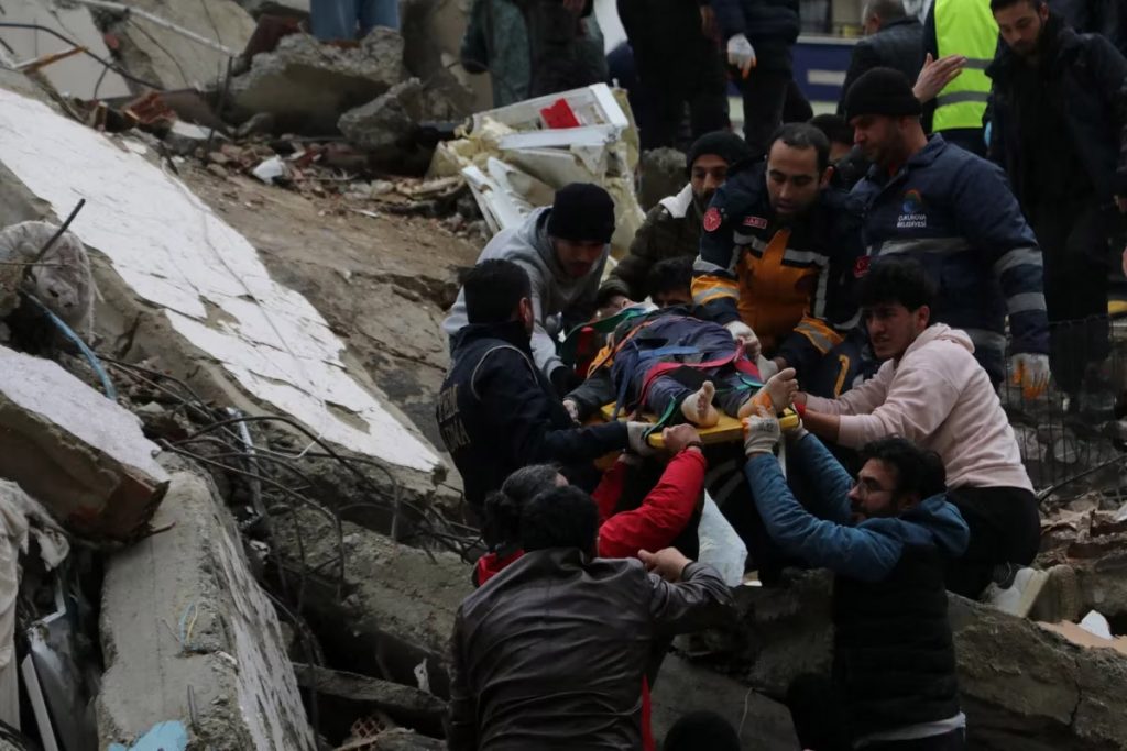 terremoto en Turquia el mas potente desde 1939 deja mas de 1000 muertos4