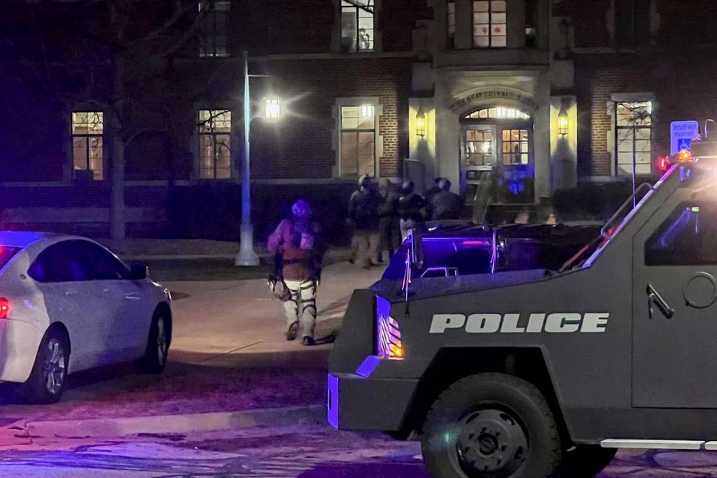 tiroteo en una universidad de Michigan dejo tres muertos y al menos cinco heridos