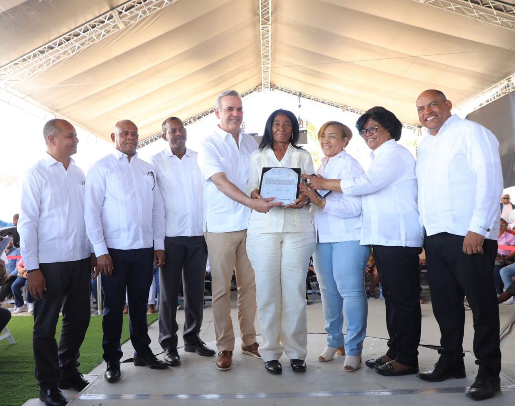 Abinader entrega 923 titulos de propiedad en Tamayo