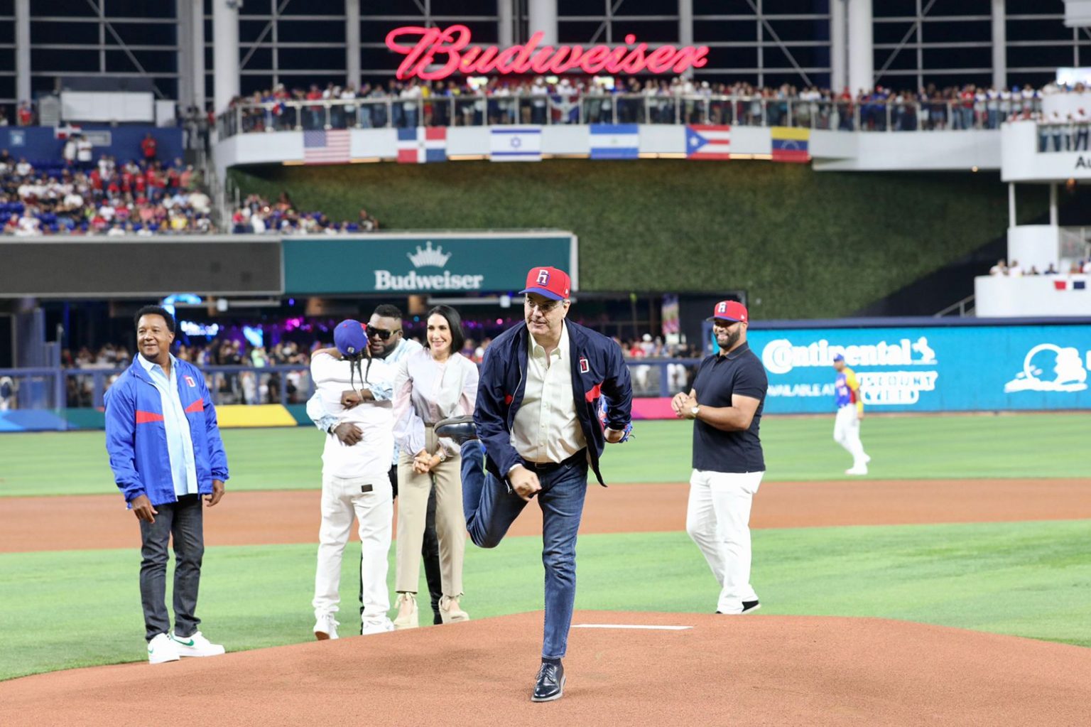 Abinader hace historia al convertirse en el primer jefe de Estado en lanzar la primera bola en Clasico Mundial de Beisbol