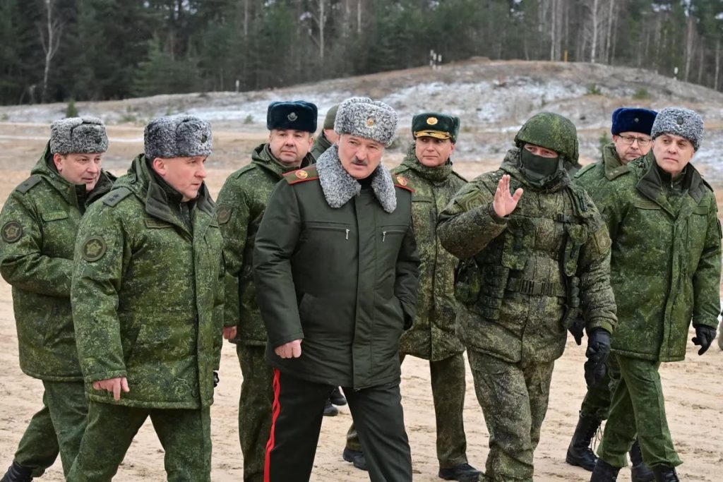 Alexander Lukashenko visita el campo de entrenamiento Obuz Lesnovsky