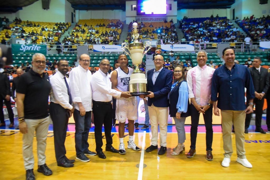 Plaza gana por amplio margen al GUG en el cierre de la jornada de apertura del superior de Santiago Baloncesto Superior de Santiago dedicado a Jose Ignacio paliza y con gran homenaje a Jose Bombo Abreu