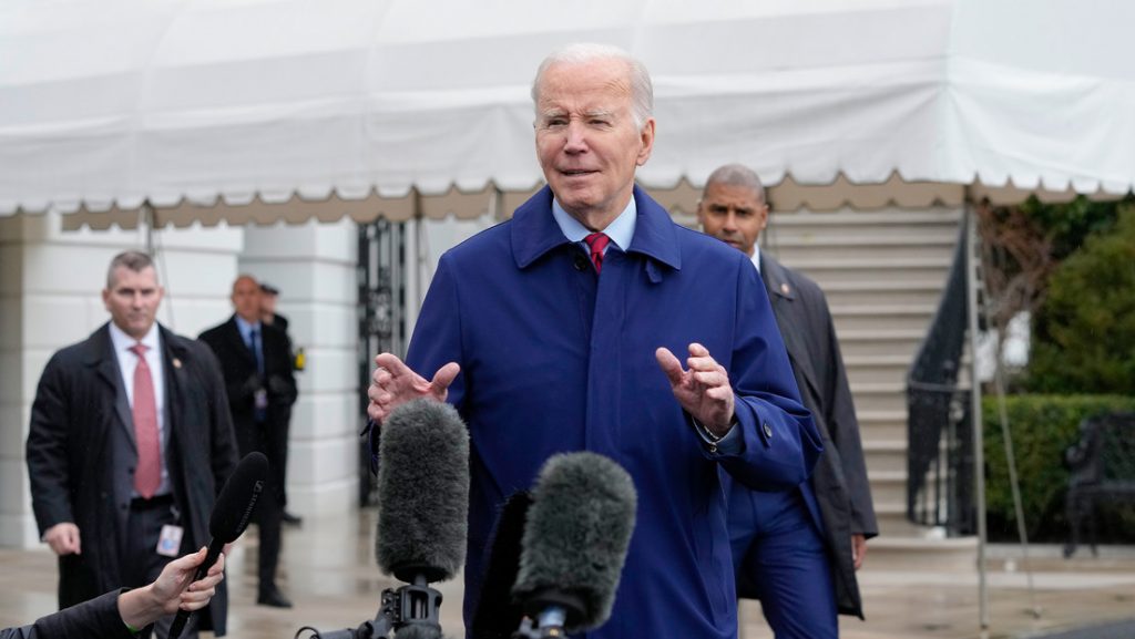 Biden Se acerca a los periodistas los mira incomodo y se va VIDEO