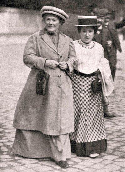 Clara Zetkin izq. y Rosa de Luxemburgo otra de las revolucionarias mas destacadas del siglo XX.