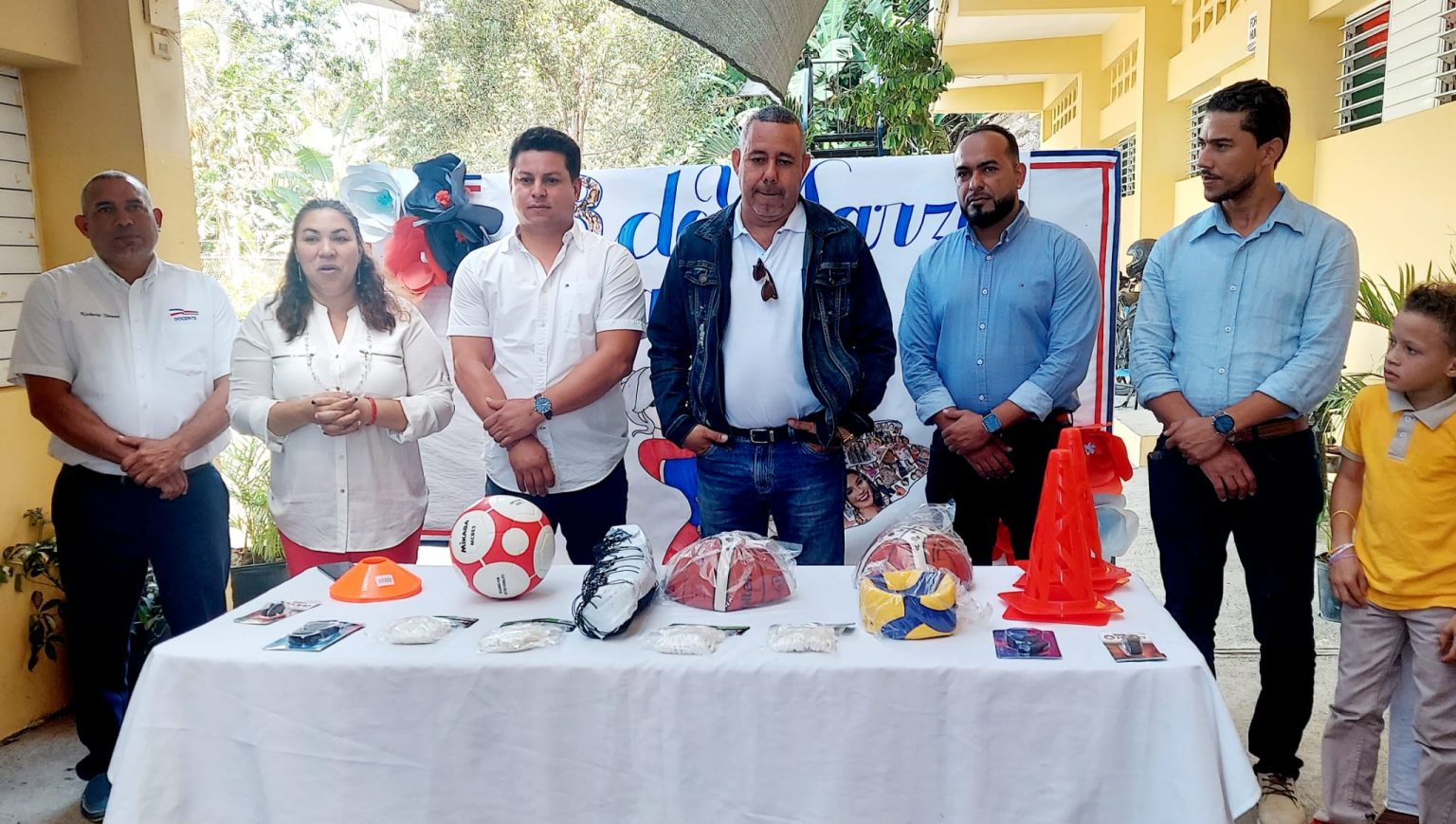 Inefi entrega utiles deportivos y asfaltara cancha escuela Juan Antonio Alix en Jacagua