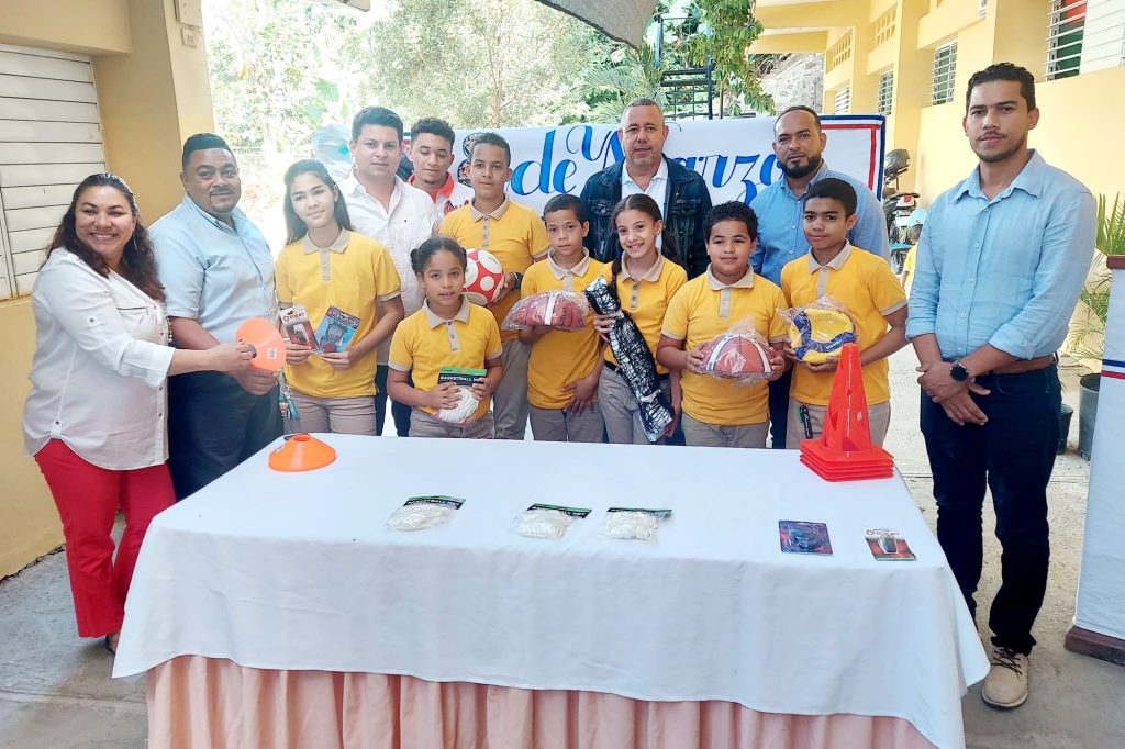 Inefi entrega utiles deportivos y asfaltara cancha escuela Juan Antonio Alix en Jacagua1