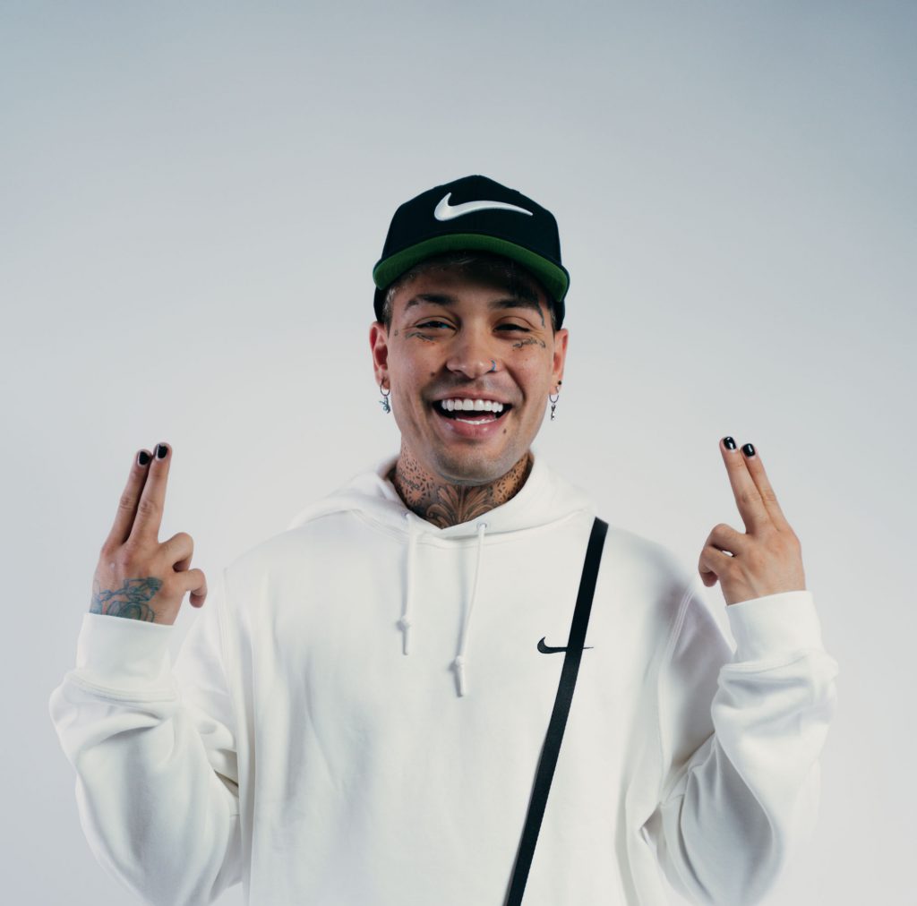 John Theis celebra su nominacion en los Emerging Awards