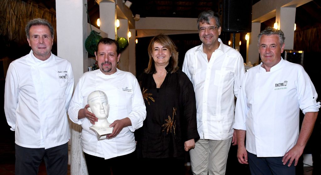 Chef Alberto Martín es reconocido como el Embajador de la Gastronomía Española por FACYRE en Club Hemingway Pedro Larumbe Alberto Martin Maria Eugenia de Rodriguez Jose Antonio Rodriguez Copello