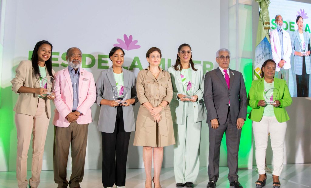 ETED busca promover la participación de la mujer en el sector eléctrico Raquel Pena Martin Robles y Rafael Bienvenido Santana junto a Sheila Martinez Maria Albuerme Carly Manan y Marisol Javier. .JPG