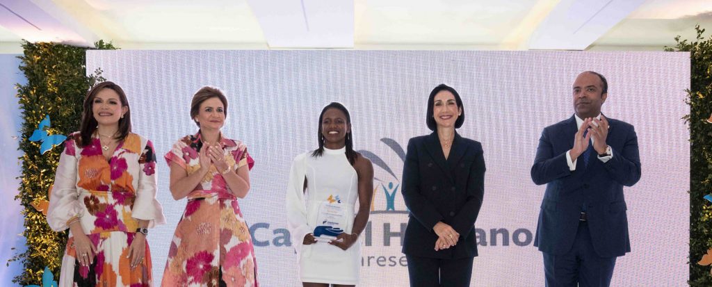 Raquel Pena y la primera dama Raquel Arbaje le entregan su reconocimiento a Yamile Pena