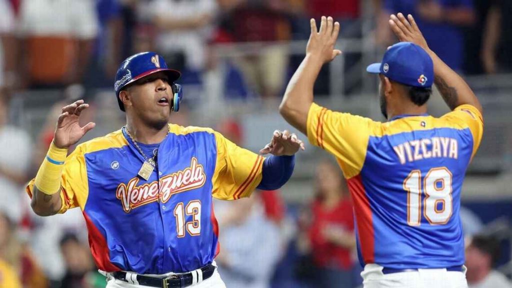 Salvador Perez celebra luego de anotar una de las vueltas de Venezuela.