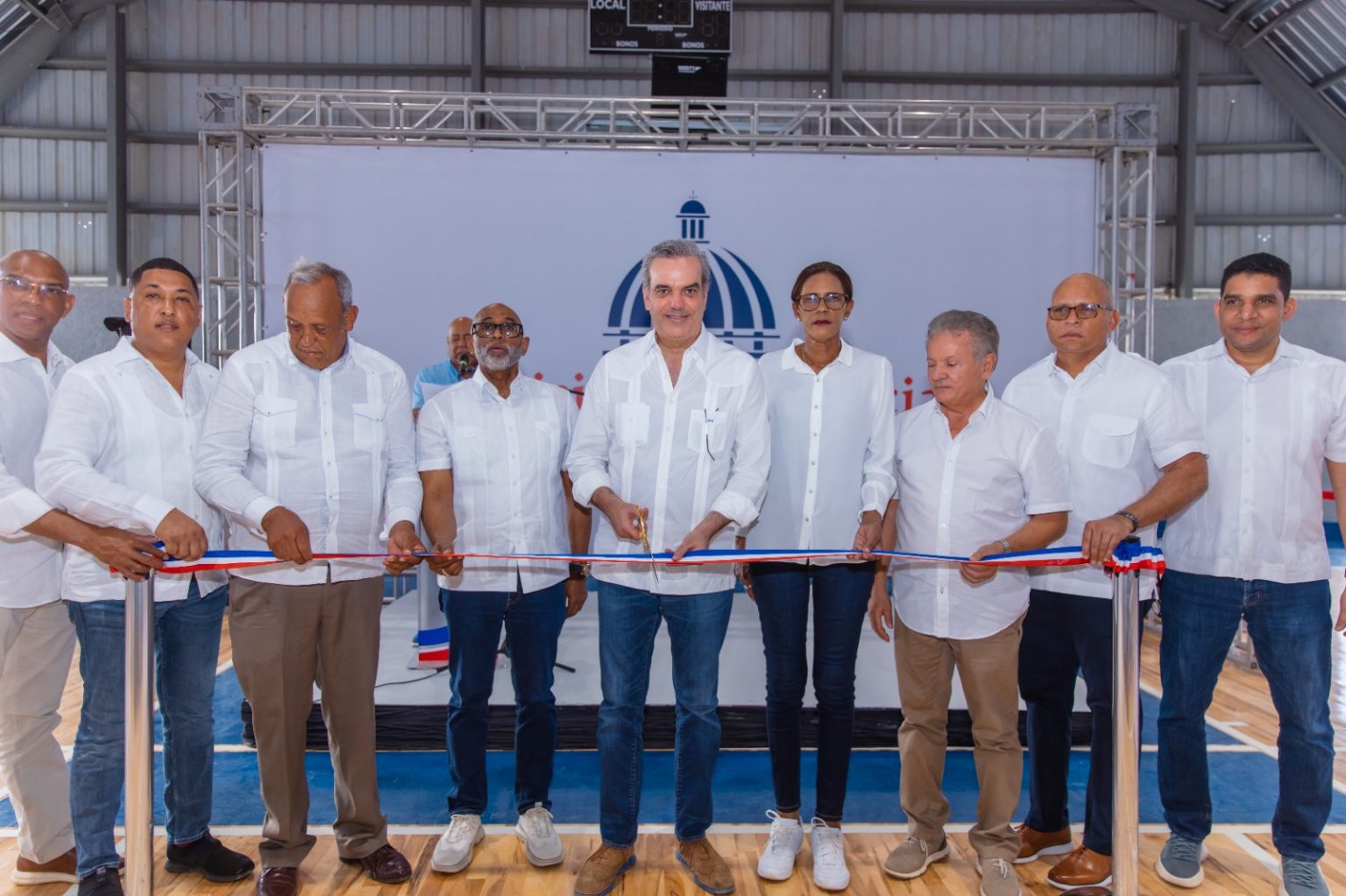 Abinader entrega la reconstruccion de dos polideportivos club deportivo y cancha de baloncesto a comunidades de La Romana y La Altagracia