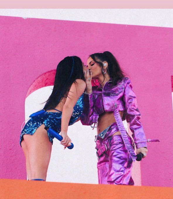Becky G y Natti Natasha terminaron con un beso en la boca su presentacion en Coachella1