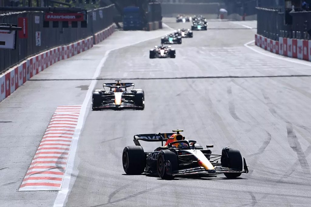 Checo Perez gana a Verstappen en Baku y mantiene la pelea