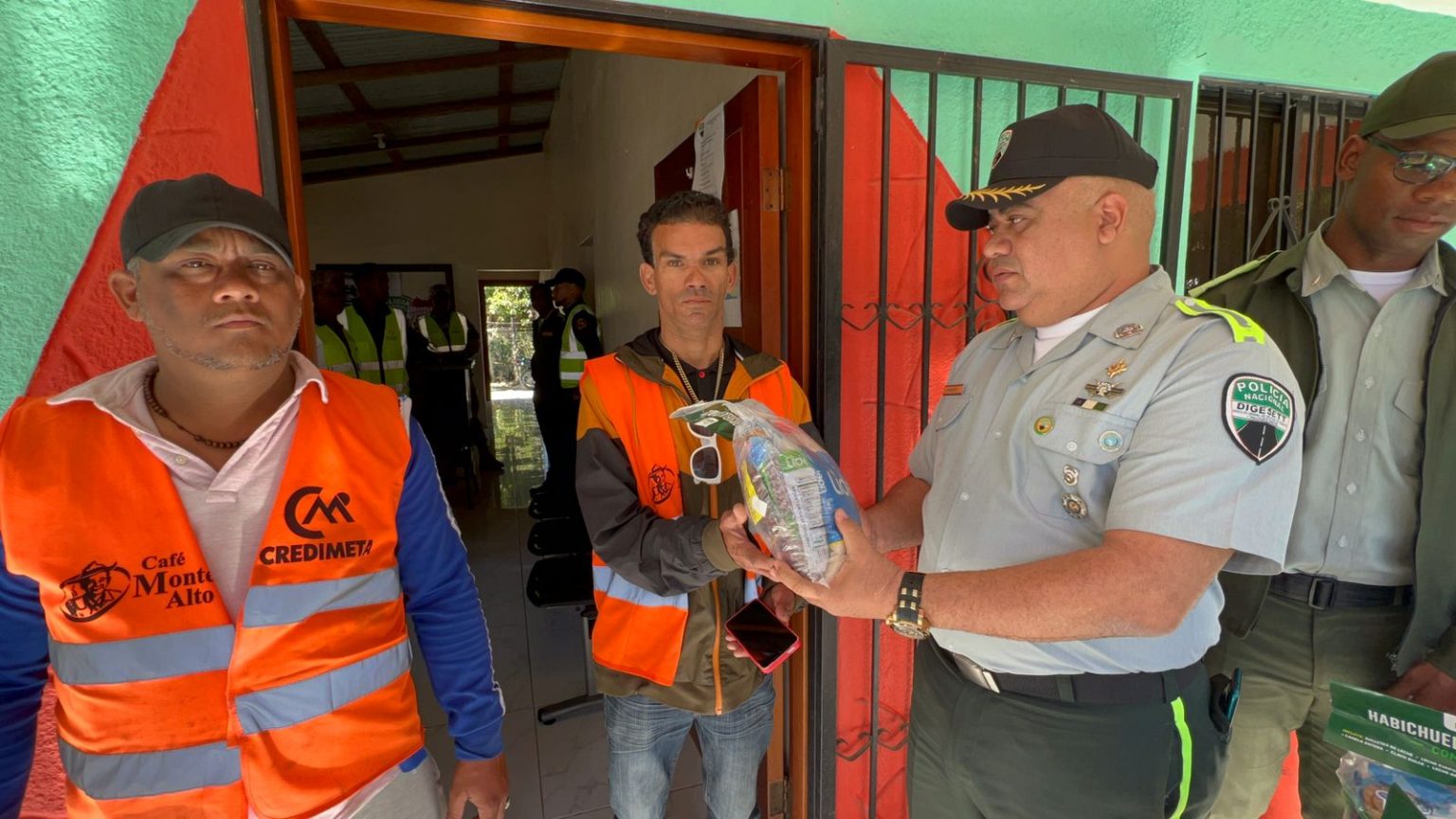 Comandante de Digesset entrega Kit de Habichuela Con Dulce a Moto Conchos de Jarabacoa