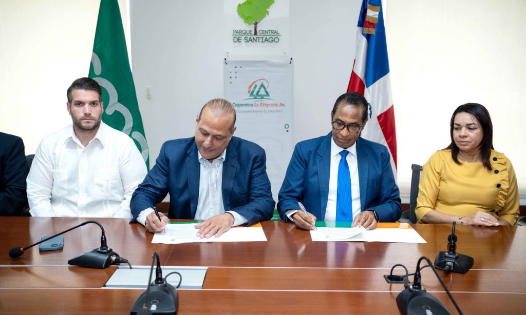 Cooperativa La Altagracia y el Patronato del Parque Central de Santiago Firman Convenio Construccion Anfiteatro