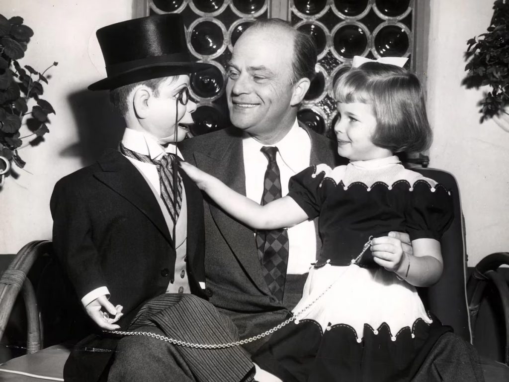 Edgar Bergen el mayor ventrilocuo de su tiempo y sus dos hijos Charlie McCarthy y Candice Bergen