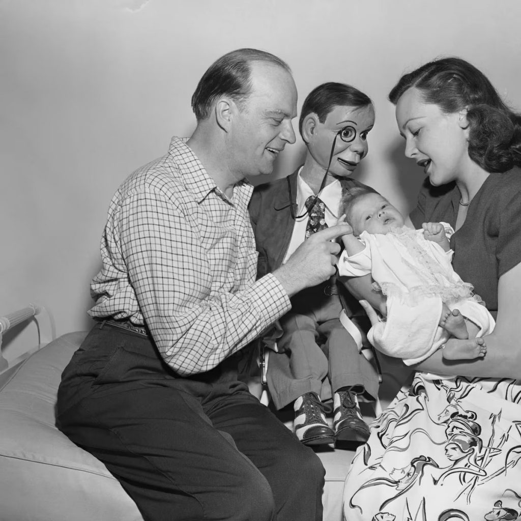 Edgar Bergen el mayor ventrilocuo de su tiempo y sus dos hijos Charlie McCarthy y Candice Bergen1