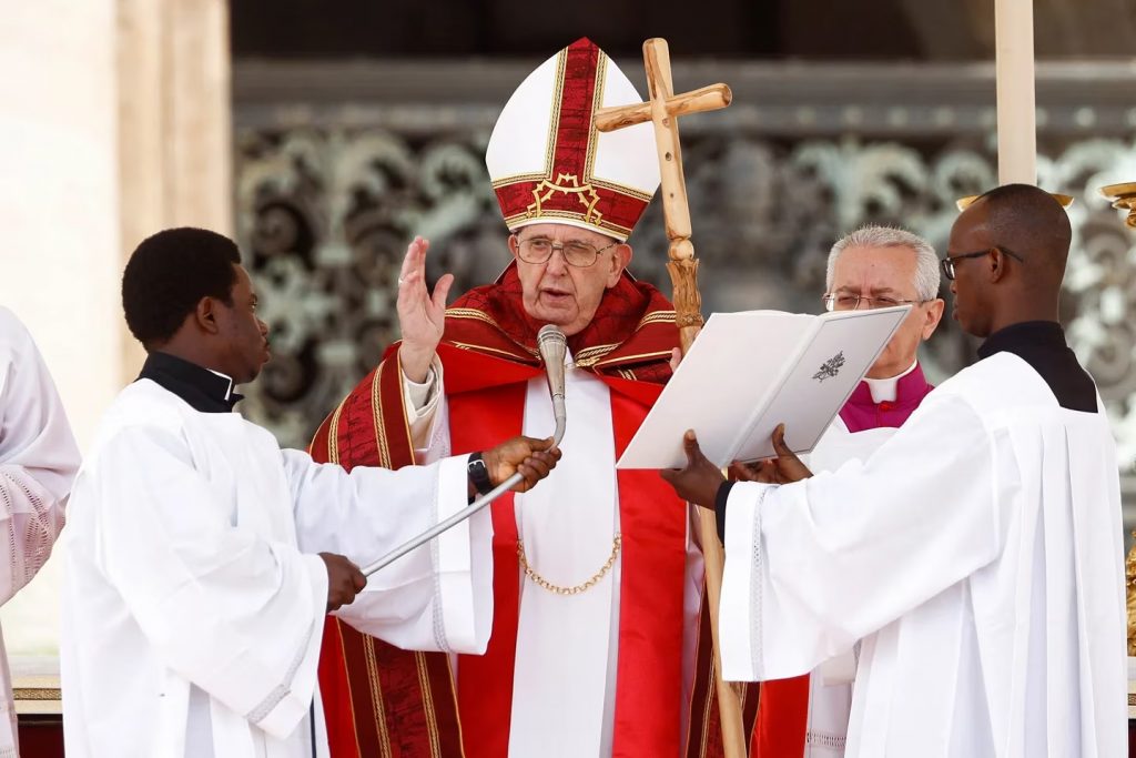 El papa Francisco presidio la misa del Domingo de Ramos desde la Plaza San Pedro