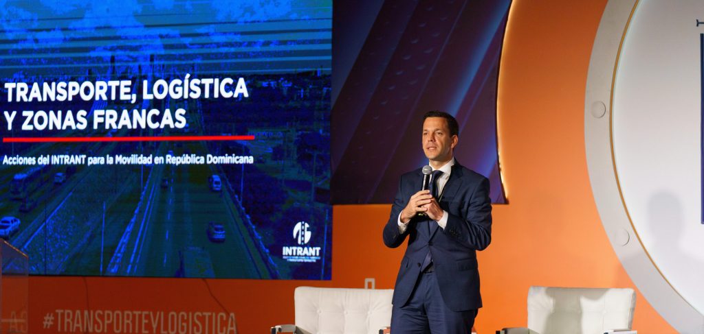Hugo Beras expone avances movilidad sostenible y logística de cargas en RD Hugo Beras en Foro