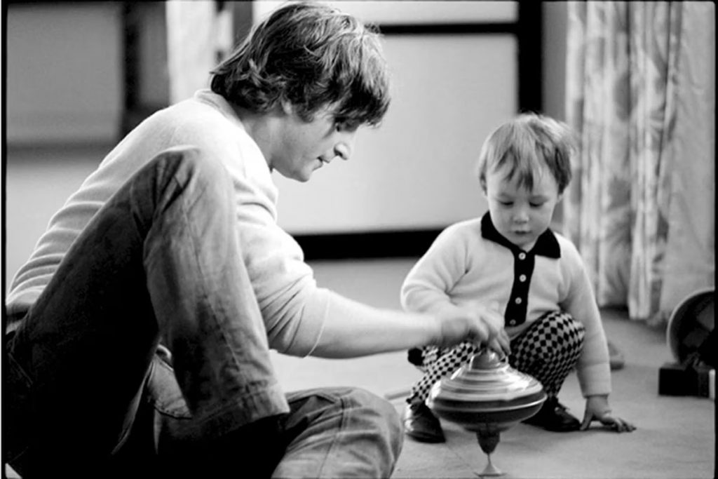 John Lennon con el pequeno Julian antes de la dolorosa separacion de su madre