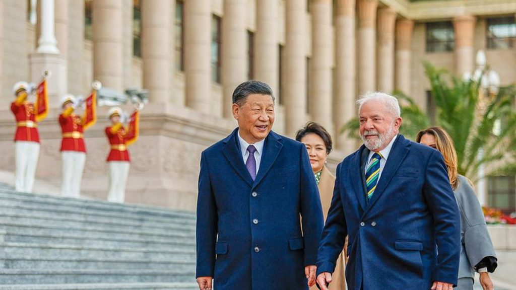Luiz Inacio Lula da Silva y su homologo chino Xi Jinping