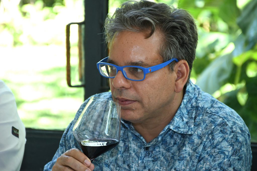 Paul Brugal degustando el vino Torres Floralis Moscatel