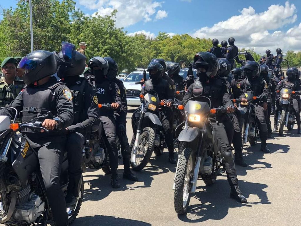 Policia patrullan calles de santiago