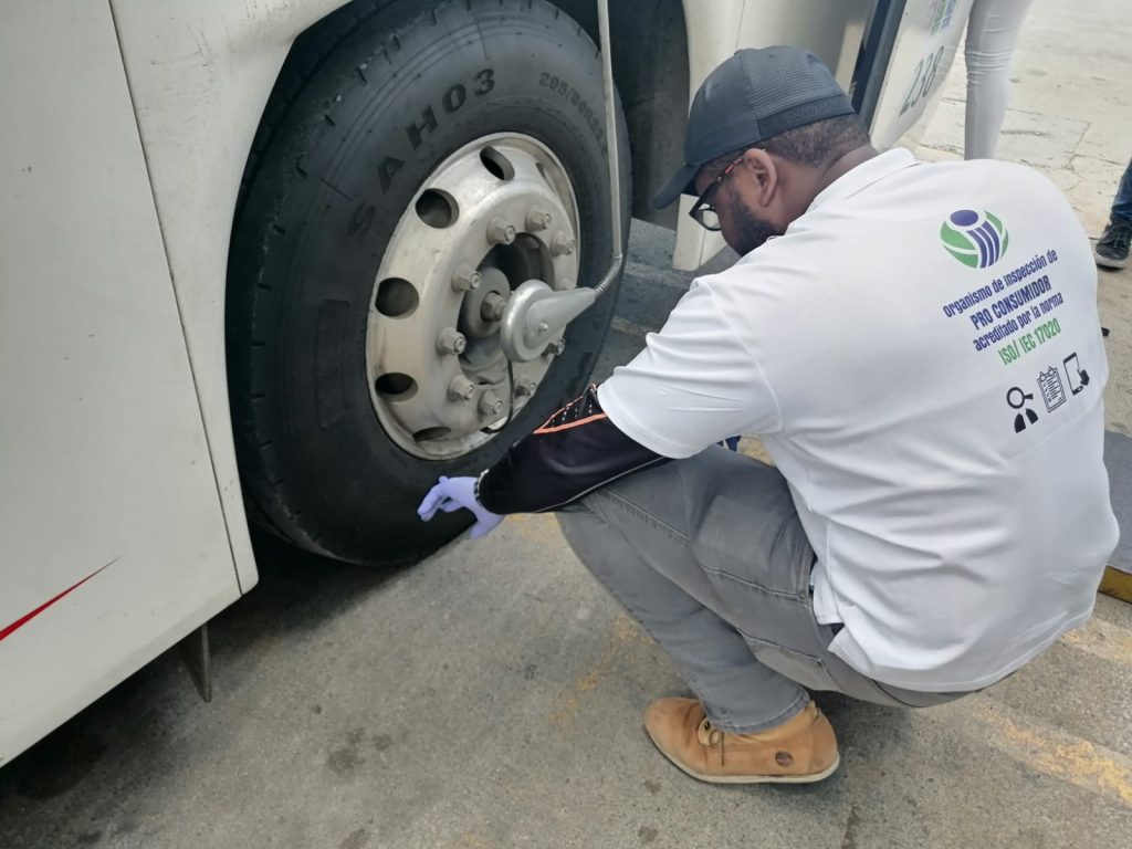 Pro Consumidor Inspeccionan los neumaticos de un autobus