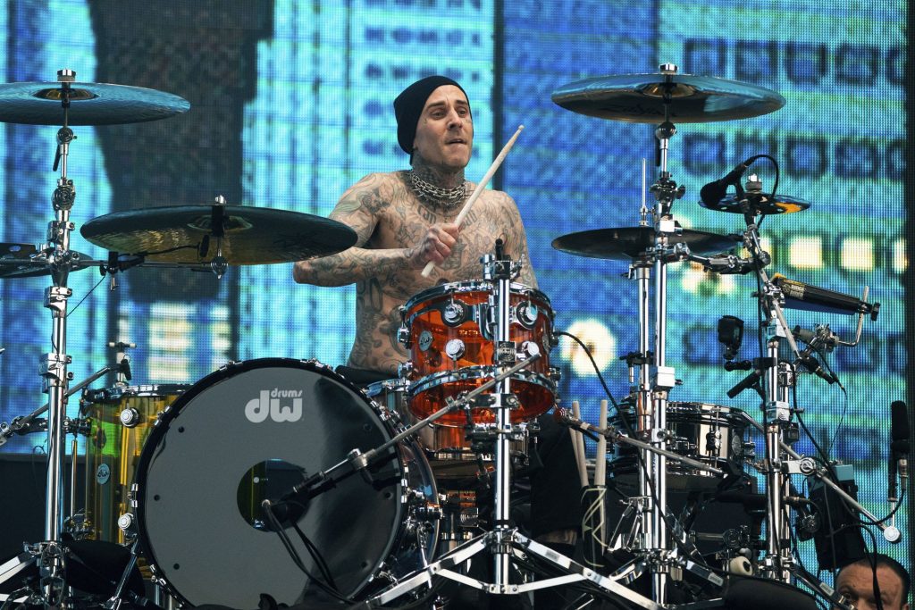 Travis Barker el baterista del grupo Blink 182 en la primera jornada de Coachella