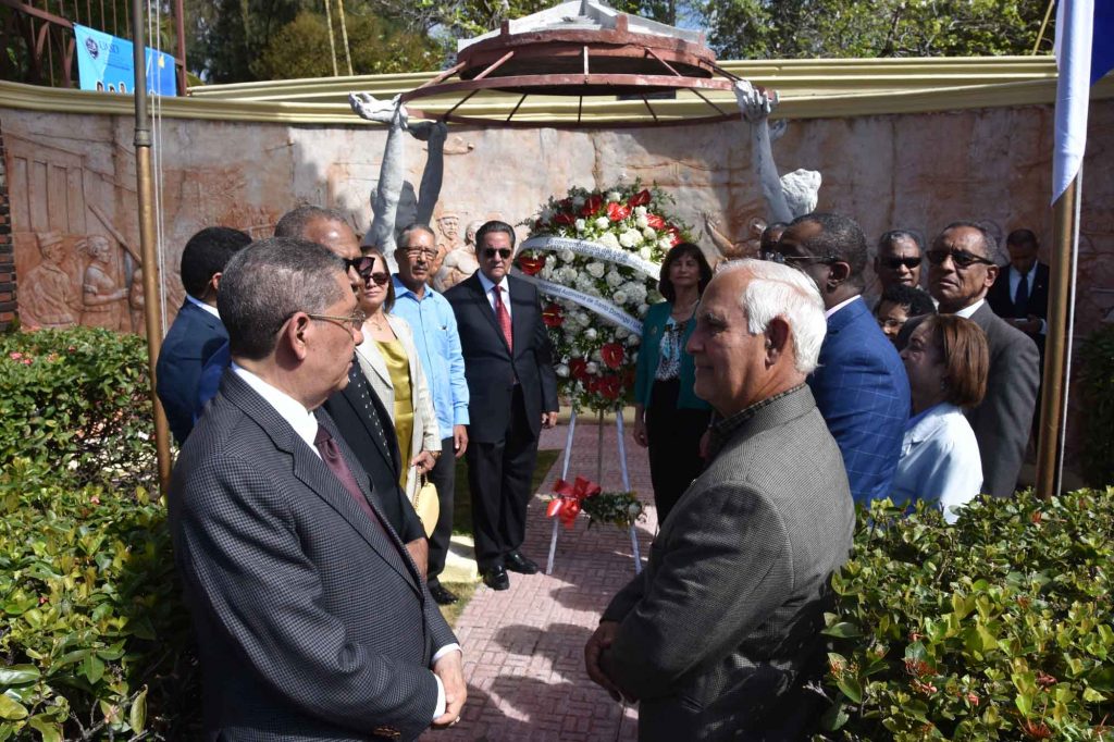 UASD deposita ofrenda floral por el 58 aniversario de la Revolucion de Abril