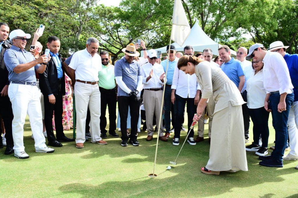 Vicepresidente Raquel Pena realiza saque en golf Acis