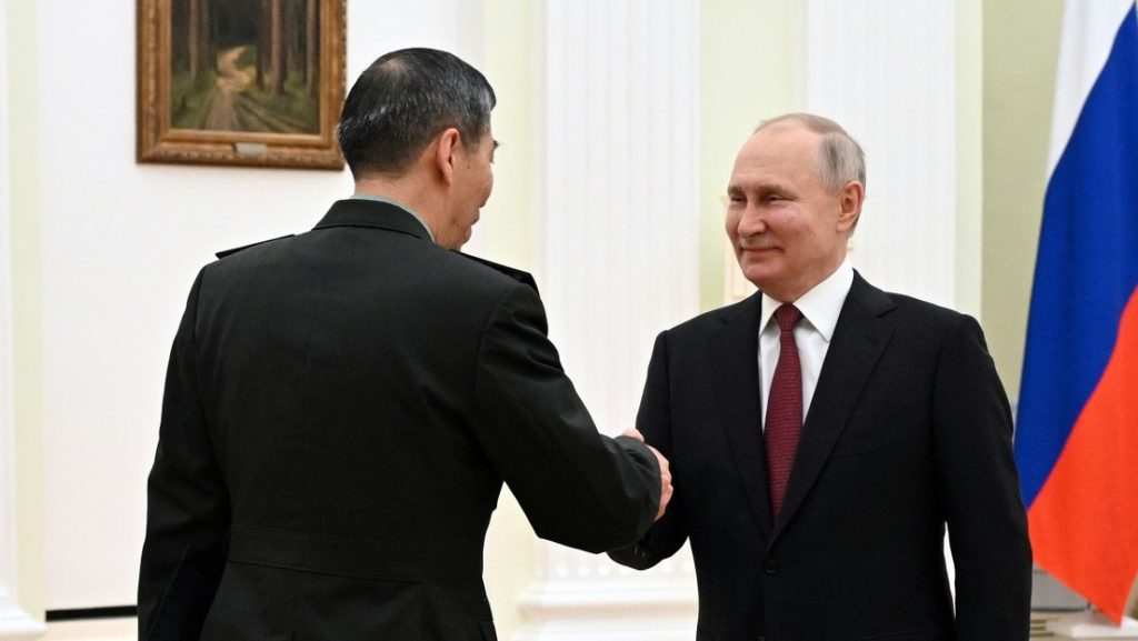 Vladimir Putin y el ministro de Defensa chino Li Shangfu