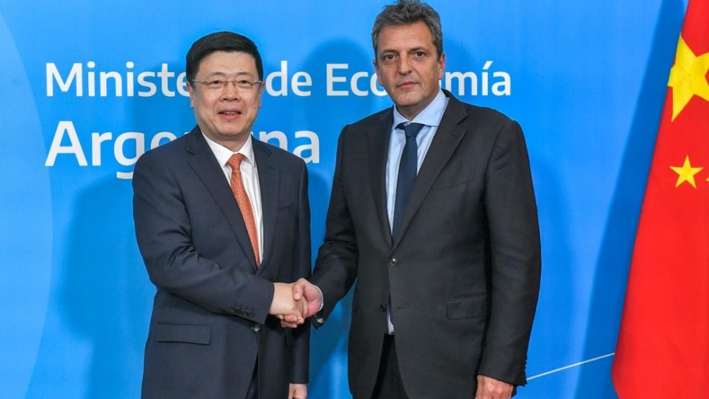 Zou Xiaoli y el ministro de Economia de Argentina Sergio Massa