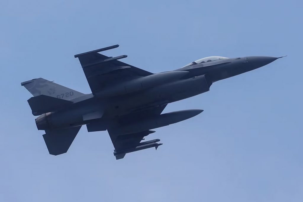 avion F 16 de la Fuerza Aerea de Taiwan despega en Hualien