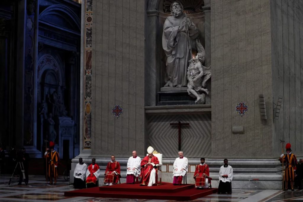 el papa Francisco encabezo la celebracion de la Pasion del Senor en la Basilica de San Pedro1