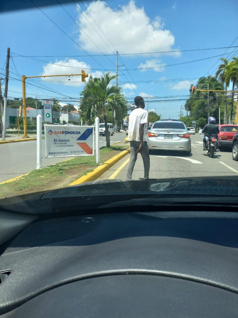 haitianos conducen sin licencia y en vehiculos sin placa en RD