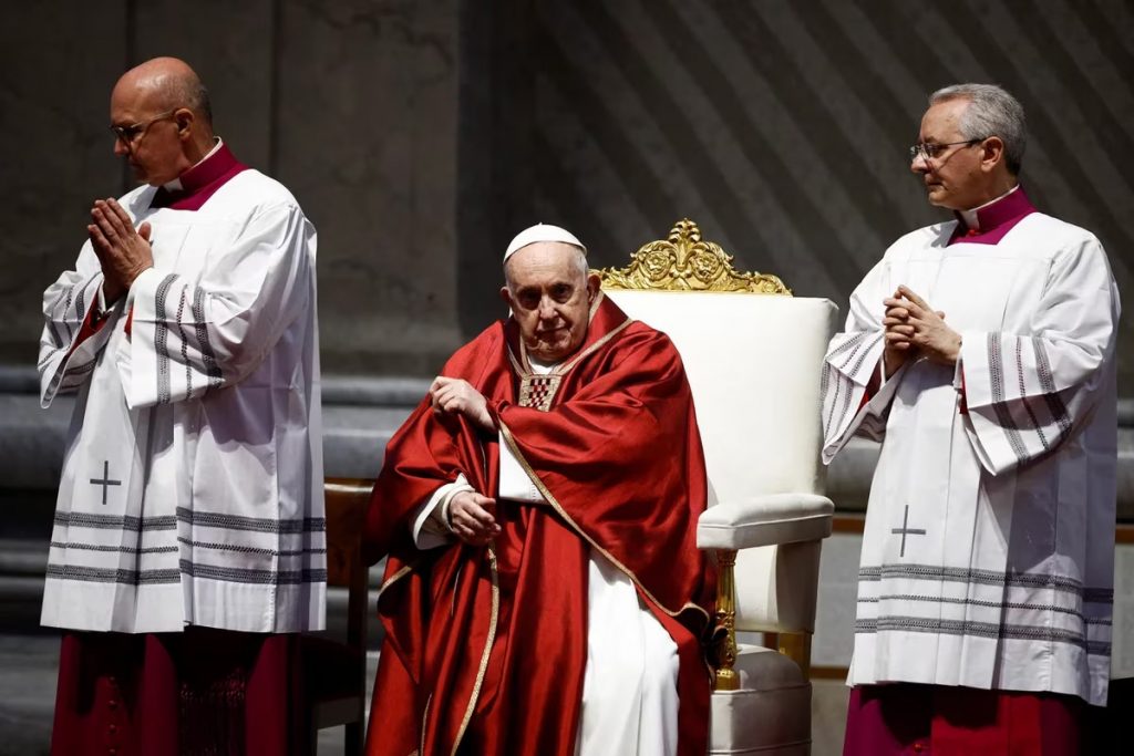 l papa Francisco encabezo la celebracion de la Pasion del Senor en la Basilica de San Pedro