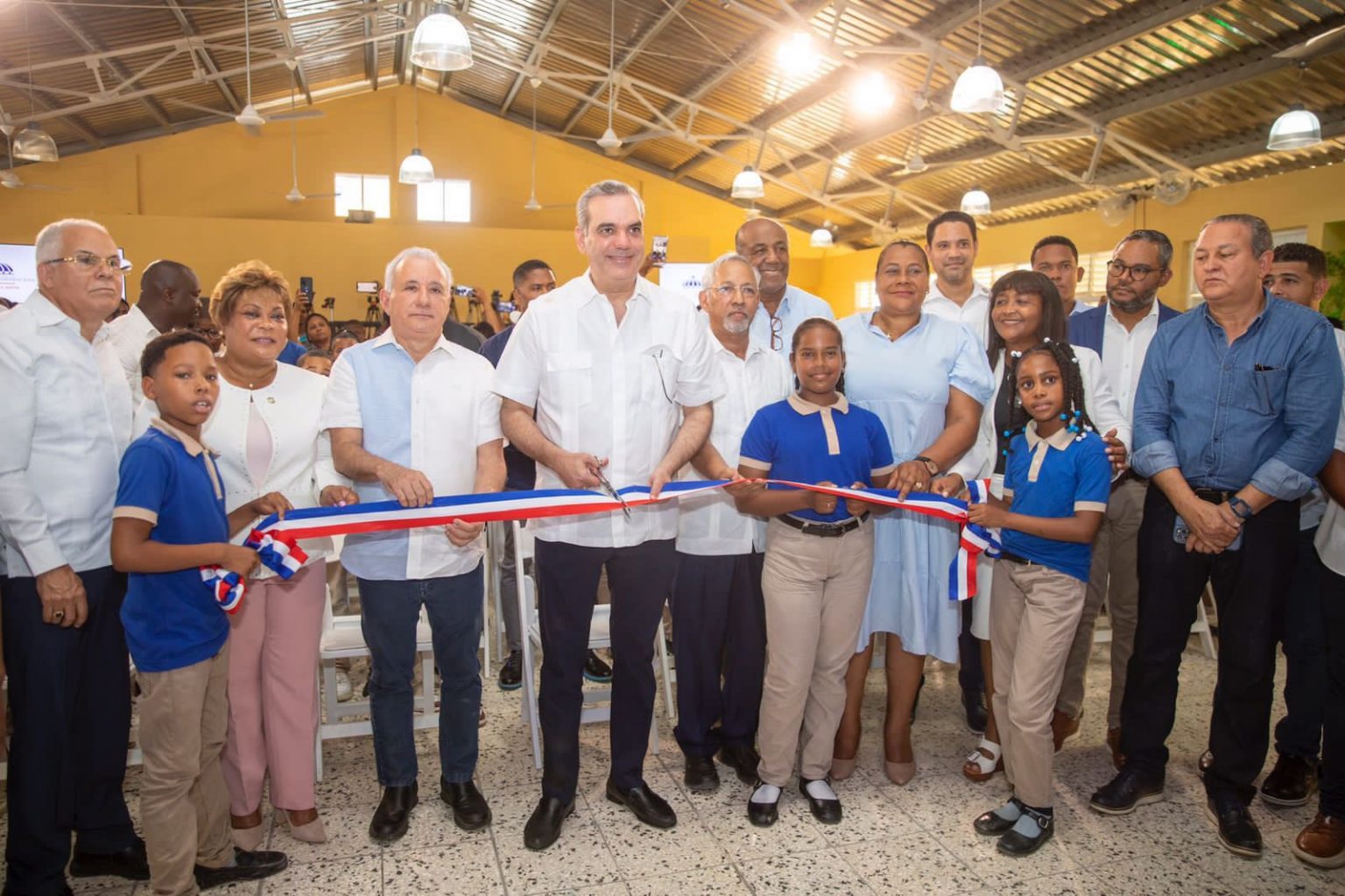 Abinader inaugura escuela en Los Guaricanos que beneficiara a 800 estudiantes del nivel basico