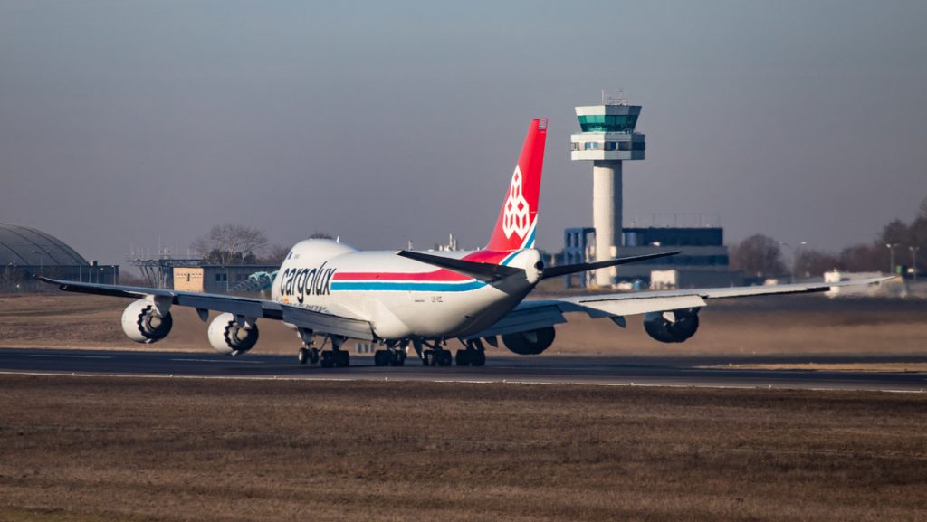 Boeing 747 400 de carga pierde el tren de aterrizaje al tomar tierra en medio de una emergencia