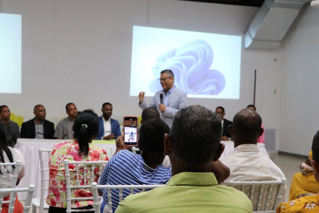 Carlos Pena promete eliminara impuestos a todas las iglesias