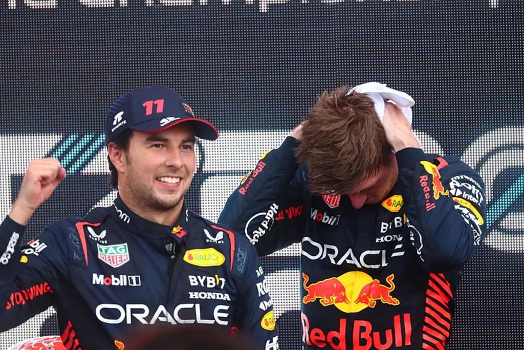 Checo Perez y Max Verstappen en el podio del Gran Premio de Azerbaiyan