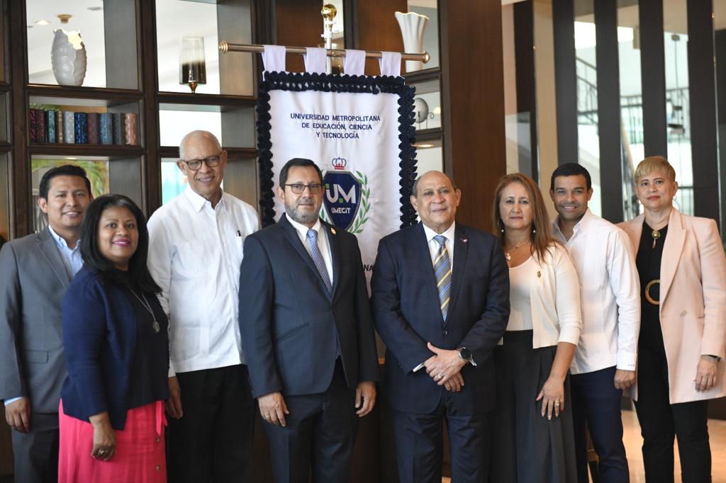 Delegacion de UMECIT y de INFOTEP durante la firma del acuerdo en Panama