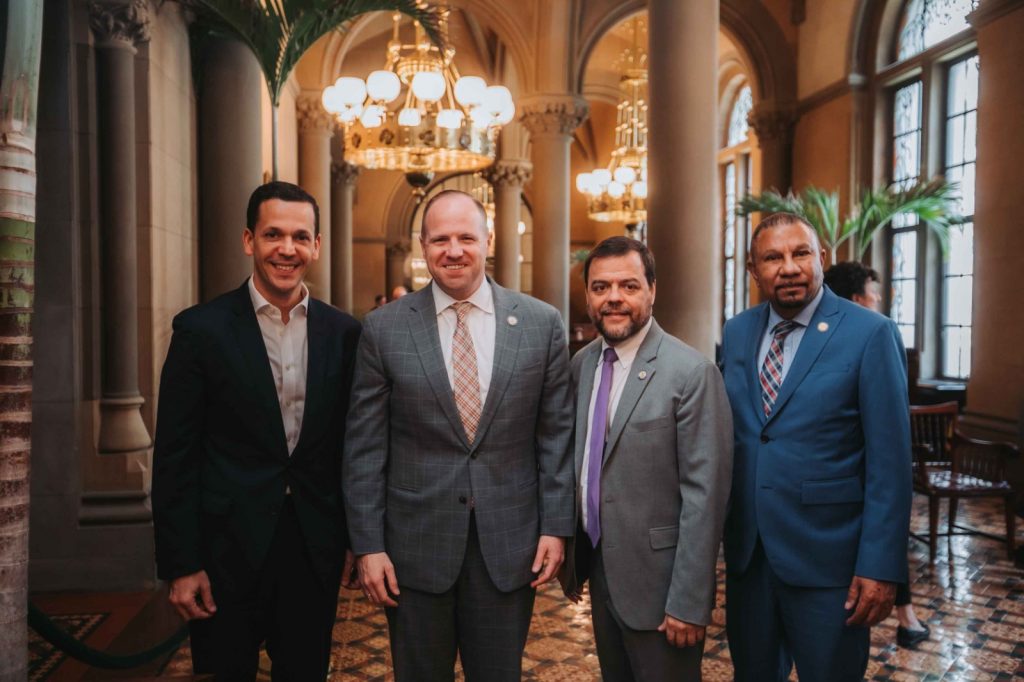 Hugo Beras impulsa reciprocidad de Licencias de Conducir RD en Senado de New York Hugo Beras impulsa reciprocidad de Licencias de Conducir RD en Senado de New York