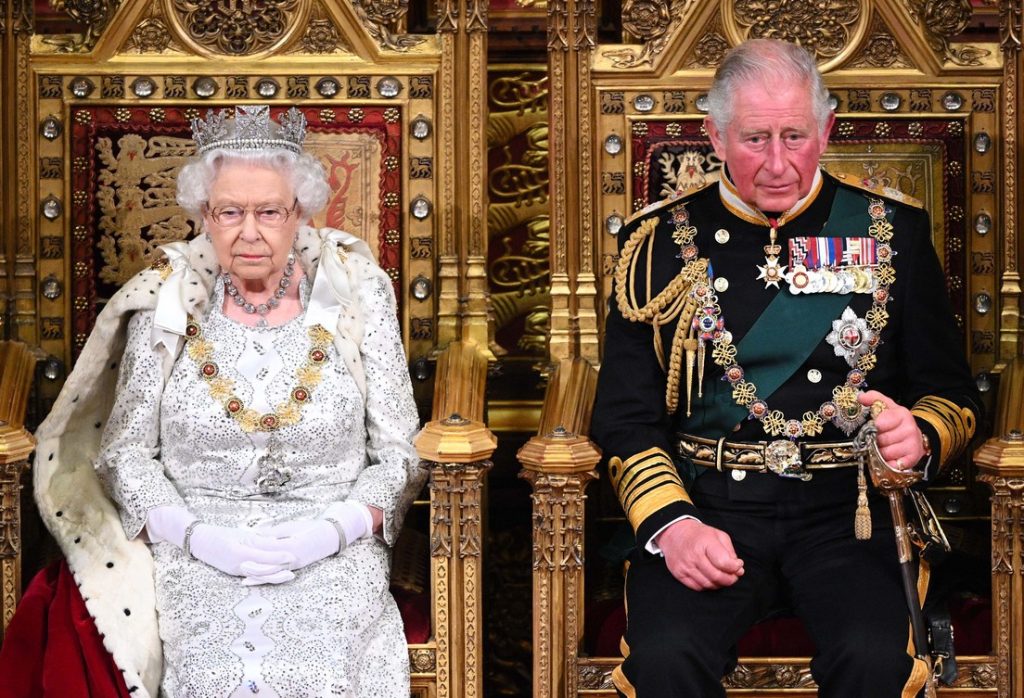 Isabel II y el principe Carlos en la apertura del Parlamento en 2019