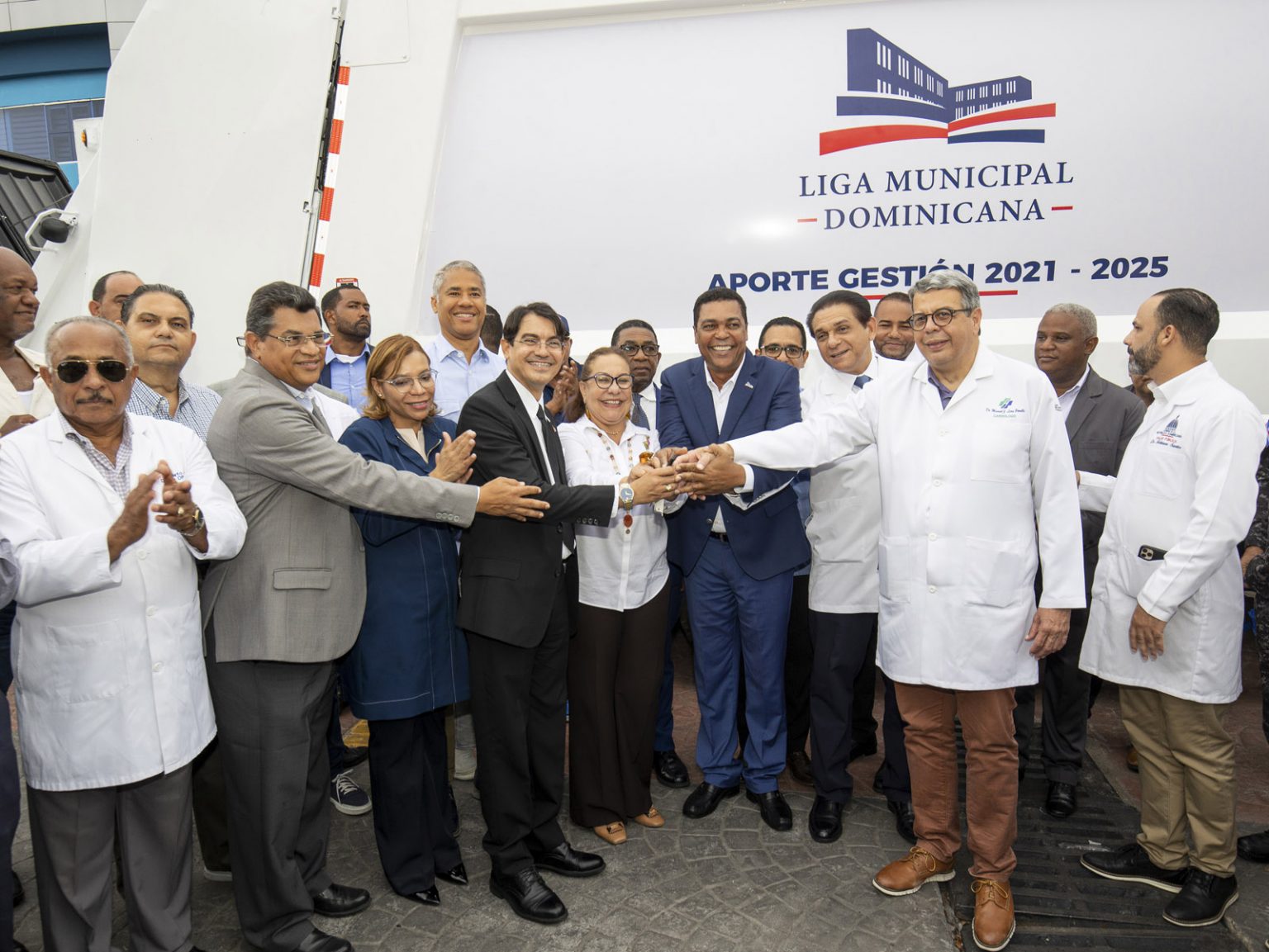 Liga Municipal Dominicana dona equipos para manejo de desechos a tres hospitales