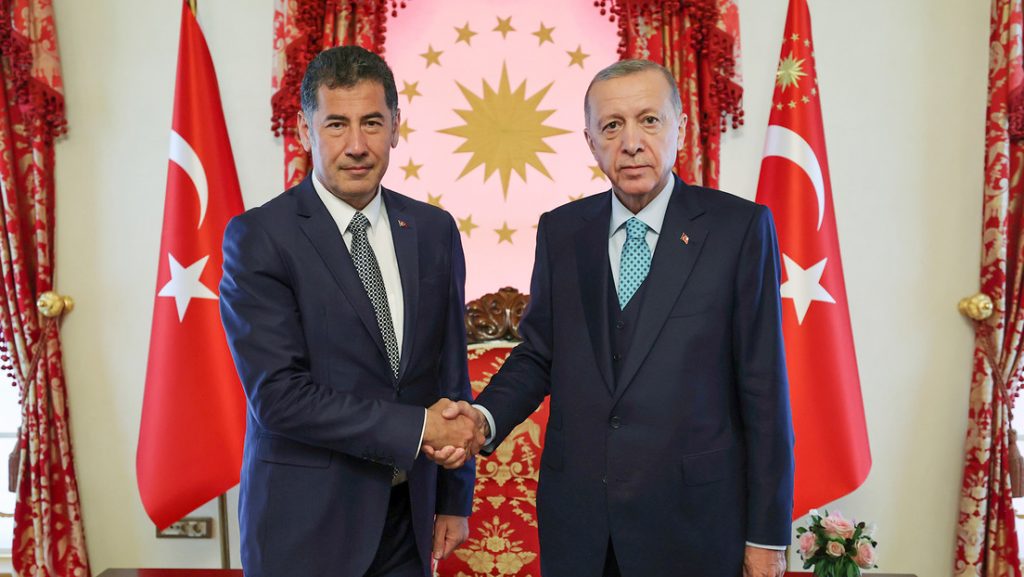 Sinan Ogan y el presidente turco Recep Tayyip Erdogan
