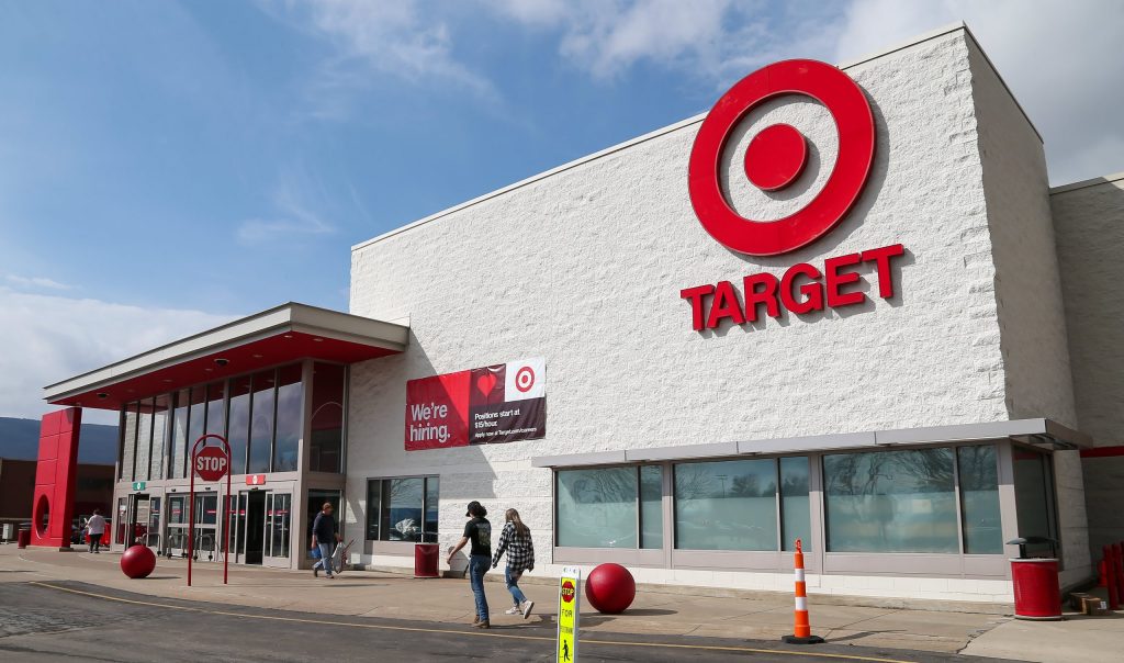Tras amenazas, Target retira de sus tiendas productos que celebran el mes LGTBI+ Target scaled e1684965323690