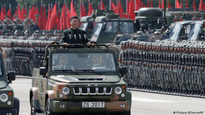 Xi Jinping durante un desfile militar en la plaza de Tiananmen de Beijing China