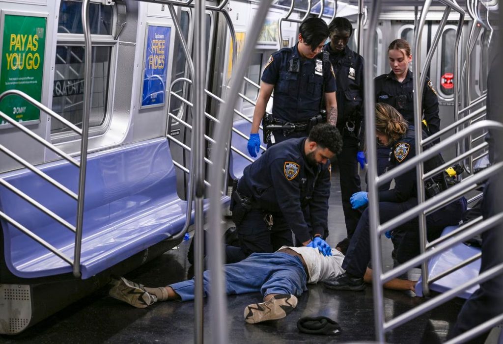 mendigo fue asfixiado hasta la muerte en el metro de Nueva York